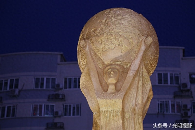 6米“大力神杯”亮相街头 象征足球最高荣誉 金光闪耀夺目吸睛