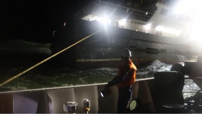 出血严重、海况恶劣！中国海警局紧急救助1名受伤渔民