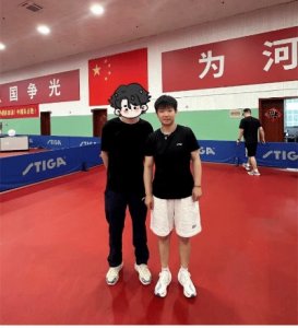 ​莎莎昨晚坐高铁回河北啦，大头和龙队在香港的时候去买月饼啦