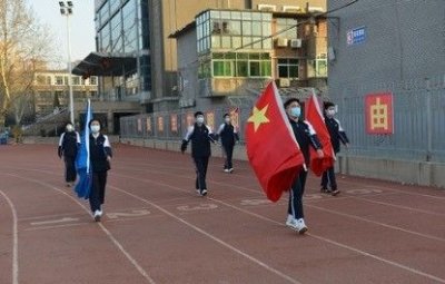 ​河北正定中学及东校区举行特殊升旗仪式