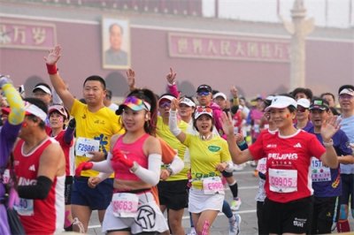 ​北京马拉松鸣枪开跑
