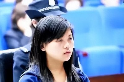 ​80后女孩捂死孪生妹妹，坚称不后悔，父母求轻判，媒体伸出援手