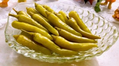 ​家常泡椒腌制，咬一口，甜辣鲜香，爽口开胃，可以搭配各种其他菜