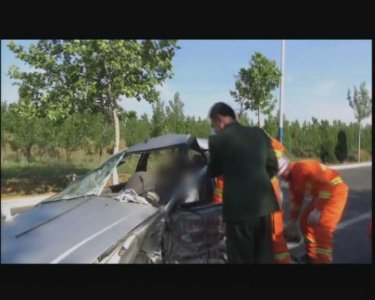 招远教练车被撞变形教练员被卡车内 消防员紧急救援