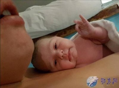 ​刚出生女婴打出OK手势走红 网络点击超430万次网友猜测啥