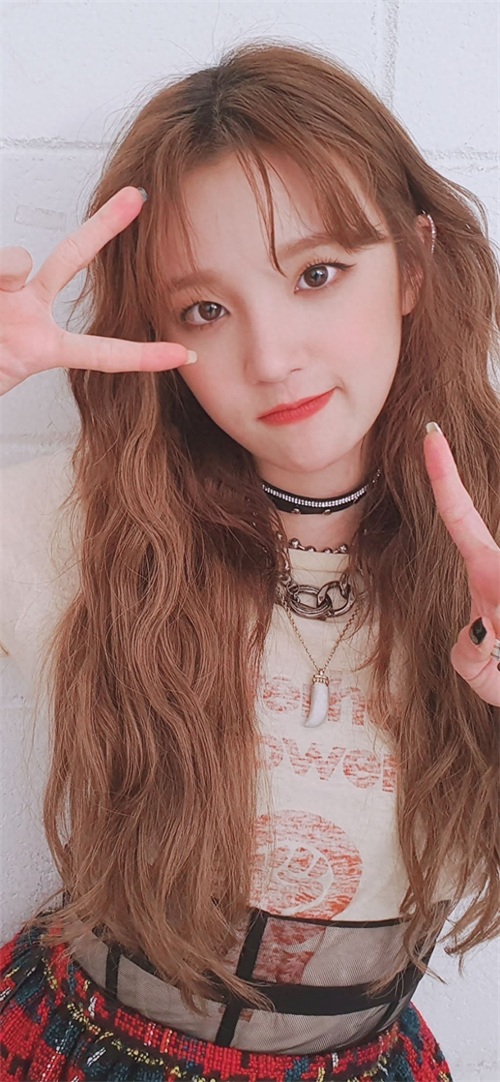 宋雨琦俏皮甜美手机壁纸