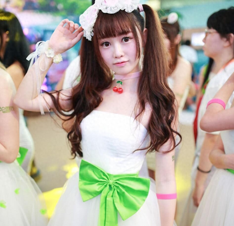 激萌showgirl兰幼金晒猫咪写真,快来领回家