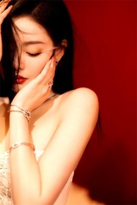 ​张天爱蕾丝抹胸天鹅礼裙写真