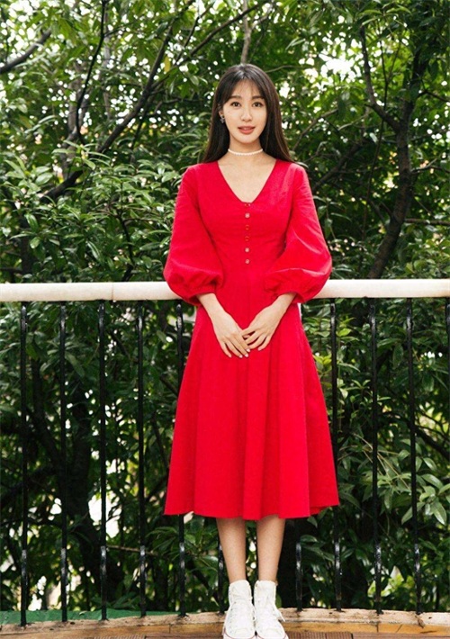 李菲儿:颜值演技俱佳,身材性感,很迷人