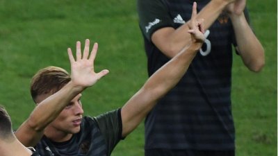 ​德国奥球员向球迷比划手势“7”，事后道歉