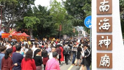 ​广州千年庙会波罗诞来袭！粤港澳艺人同台献演，好吃好玩人潮攒动