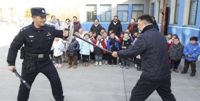 ​江苏淮安：萌娃看警营，警心连童心
