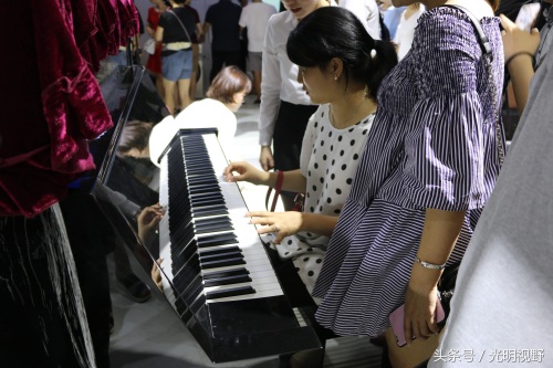 重庆：零基础也能弹名曲，智能钢琴分分钟教会你