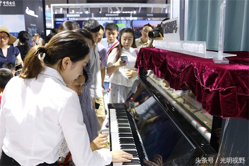 重庆：零基础也能弹名曲，智能钢琴分分钟教会你